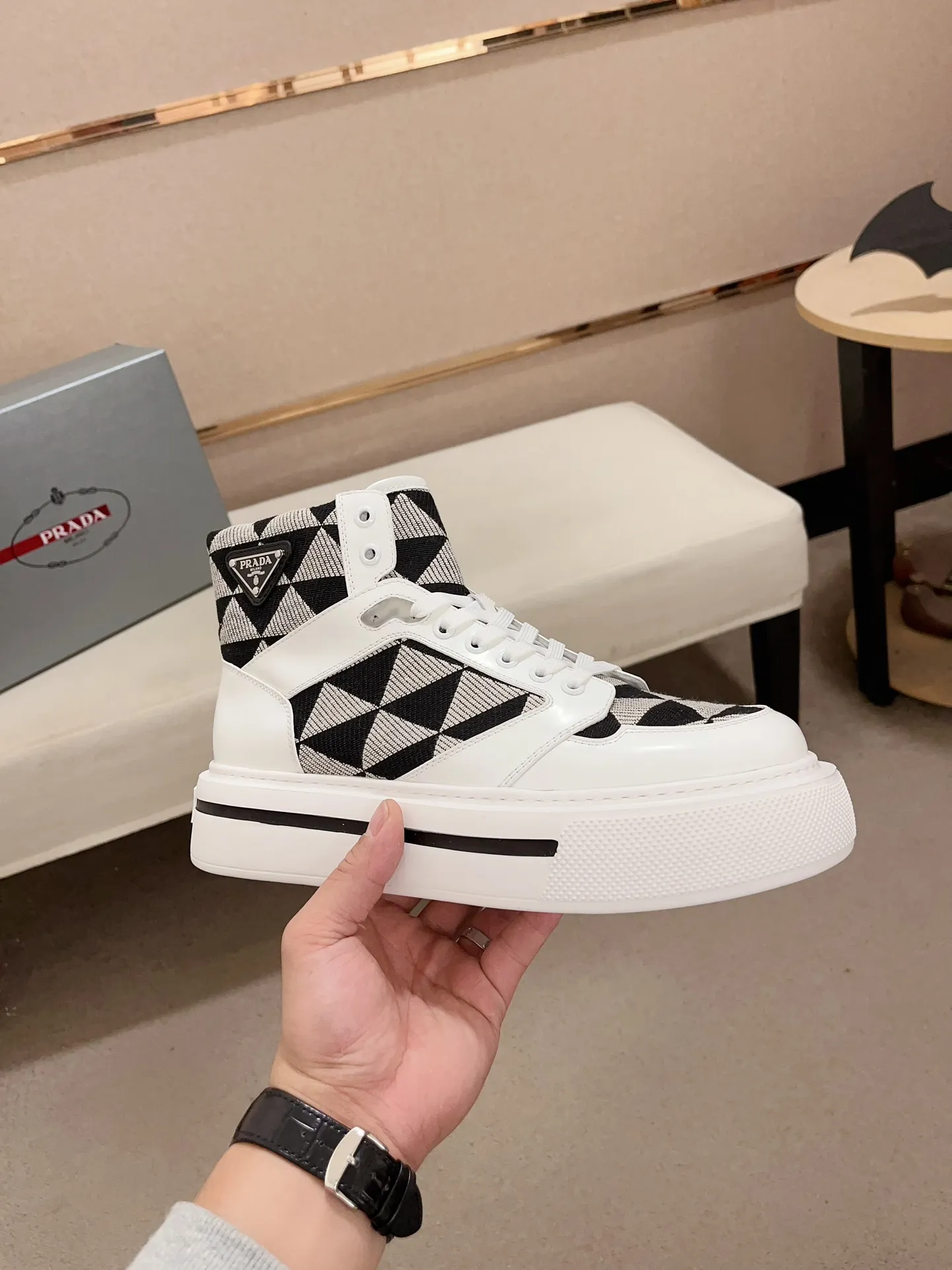 Men's shoes 💰 620💰 ✔️✔️✔️High-quality new PRADA counters are launched at the same time. The new men's shoes and 😘fabric are made of selected first-layer cowhide and triangle △ fabric. Lining: Full cowhide lining. 👍🏿 High-end ☄️ air-cushion molded anti-slip rubber outsole, exquisite lines, simple and elegant, comfortable and high-end for leisure travel. Code number: 38 to 44. 45 can be customized and cannot be returned or exchanged!
